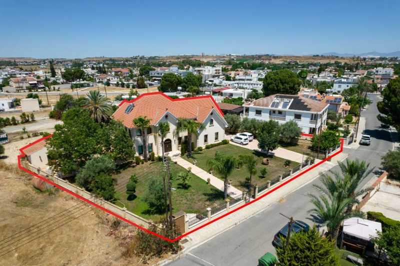 5-bedroom detached house for sale