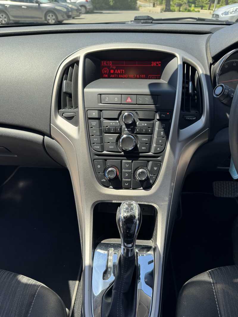 2010 Opel, Vauxhall Astra 1,6L 2010 Cyprus
