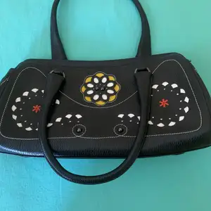 Black handbag, Επαρχία Λευκωσίας — Λευκωσία - Σοπάζ