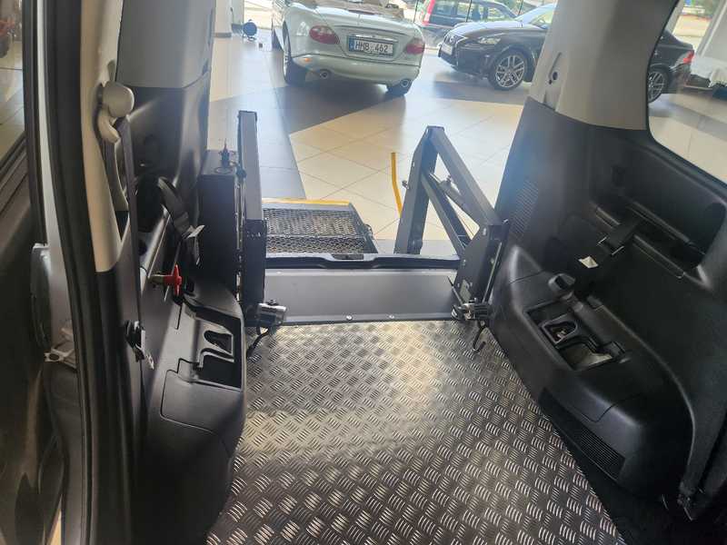 2014 Nissan Serena 2,0L 2014 Cyprus