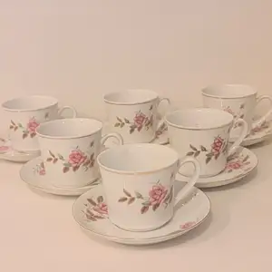 Vintage 1980s elegant rose pattern porcelain tea cup and saucer set w/ gold trim, Επαρχία Πάφου — Paphos - Άγιος Θεόδωρος