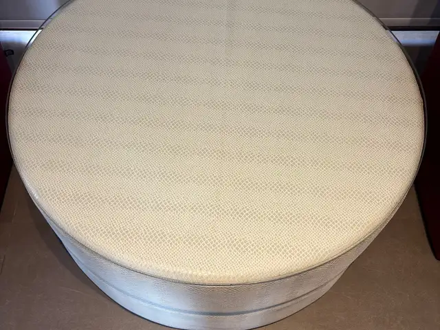 Leather custom made big coffee table. snake white leather, Επαρχία Λάρνακας — Λάρνακα - Σκάλα