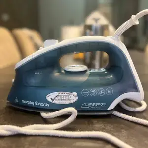 Morphy richards breeze steam iron 2400w - ceramic soleplate, lightly used, Limassol — Germasogeia Tourist Area