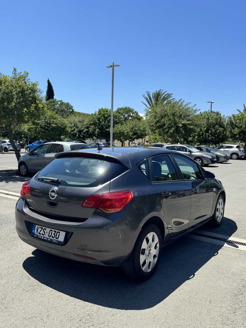 2010 Opel, Vauxhall Astra 1,6L 2010 Cyprus