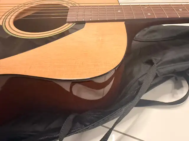 Acoustic guitar, Nicosia — Latsia - Agios Georgios