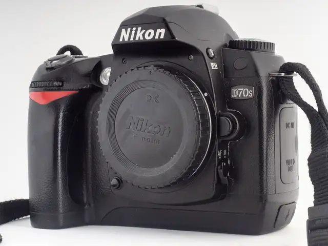 Nikon d70s digital slr camera body - fully tested - low shutter count, Nicosia — Dali - Panag Evangelistria