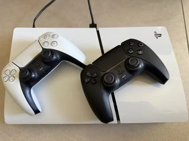 Ps5 slim digital with two controllers, Nicosia — Egkomi - Makedonitissa