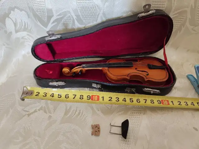 Miniature violin in case, Επαρχία Λάρνακας — Λάρνακα - Καμάρες