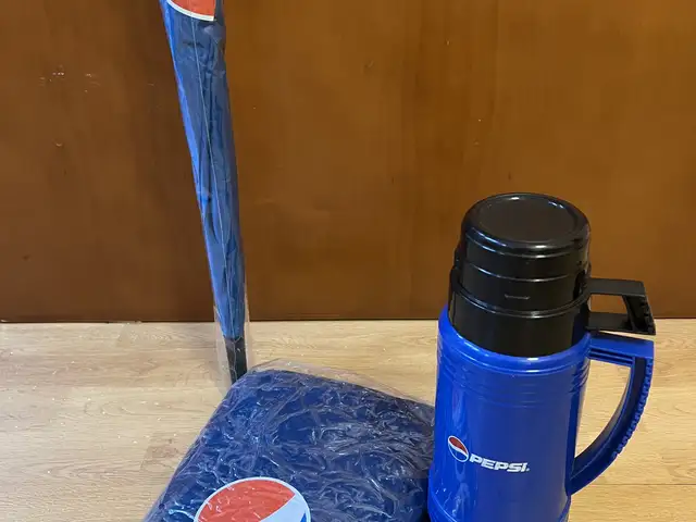 Collectible pepci cola, beach bed , umbrella , thermos water bottle, Nicosia — Agioi Omologites