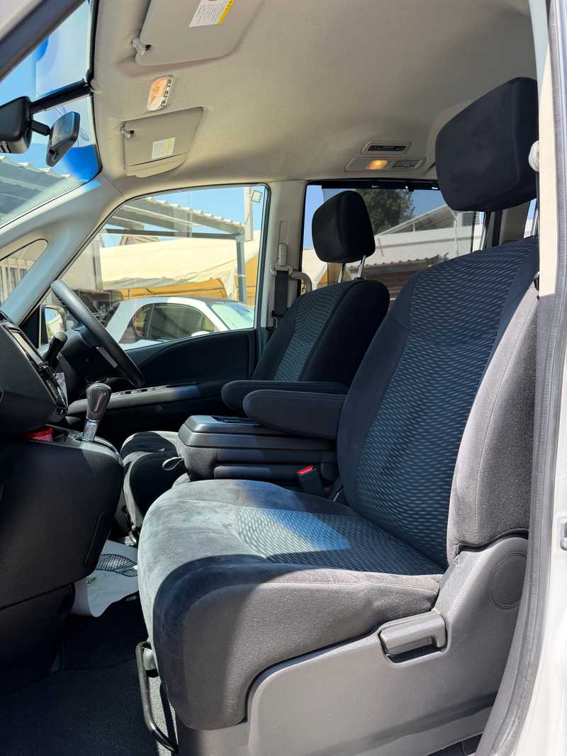 2015 Nissan Serena 2,0L 2015 Cyprus