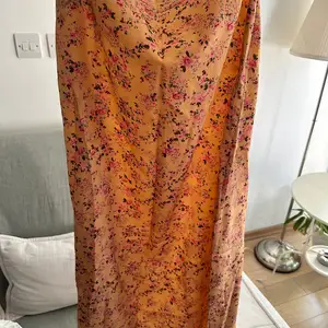 Skirt with high slit, Nicosia — Aglantzia