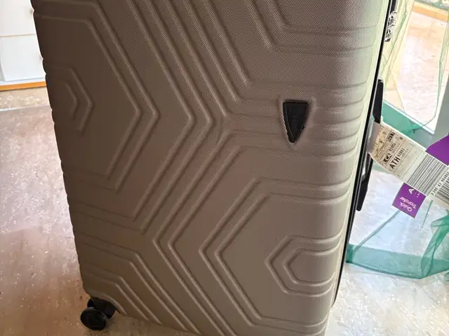 24 champagne gold hard shell suitcase, Επαρχία Λεμεσού — Λεμεσός - Ζακάκι