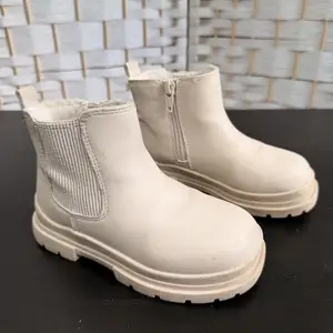 Girls cream fur-lined chelsea ankle boots, Paphos — Pegeia