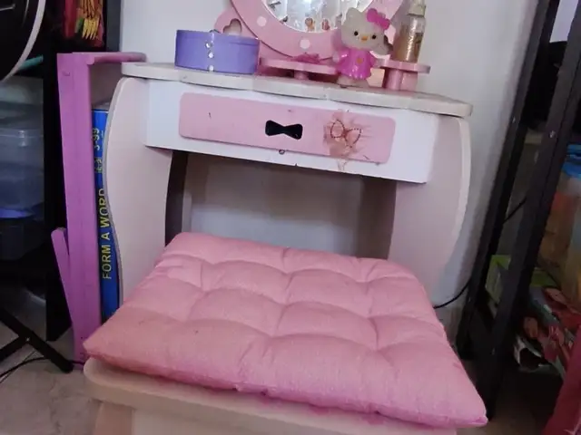 Dressing table for little girls, plus a chair with a cushion, for 8. Second-han, Famagusta — Paralimni