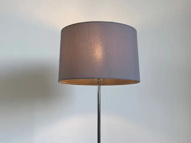 Elegant table lamp with grey fabric shade, Paphos — Prodromi
