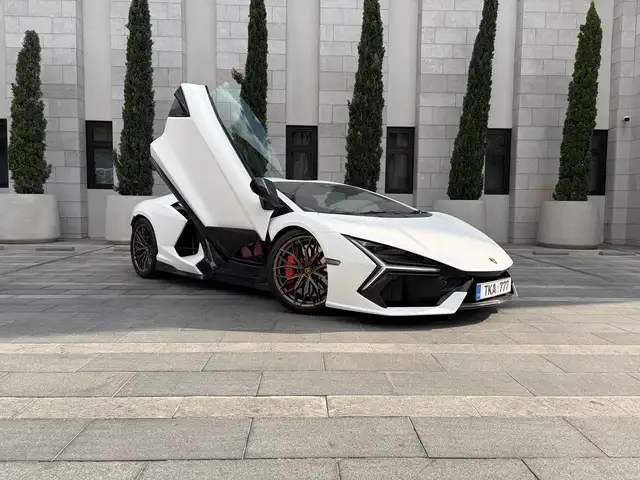Lamborghini Revuelto