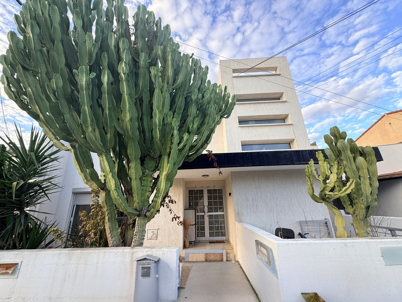 5-bedroom detached house for sale