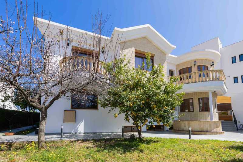 6-bedroom detached house for sale