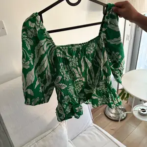 Green summer top, Nicosia — Aglantzia