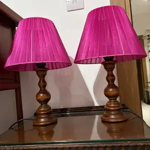 Vintage 1980s set 2x swedish pine wood table lamps w/ pleated magenta lampshades, Επαρχία Πάφου — Paphos - Άγιος Θεόδωρος
