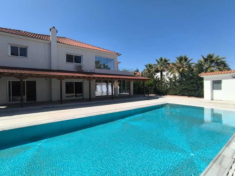 5-bedroom detached house for sale