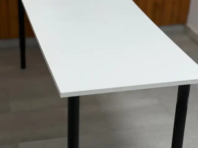 Desk with height-adjustable legs, Larnaca — Larnaka - Skala