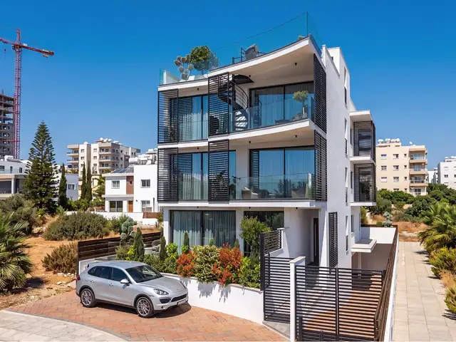 Modern seafront apartment building, agios tychonas tourist area, Limassol — Agios Tychon Tourist Area
