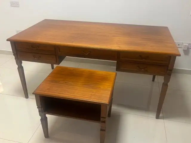 Unique, elegant hand made mahogany office desk with matching side table, Επαρχία Λευκωσίας — 'Έγκωμη