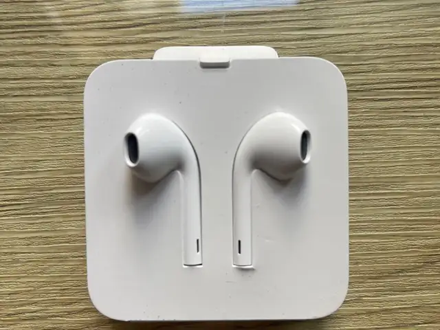 Completely new apple earpods with lighting connector, Επαρχία Πάφου — Universal