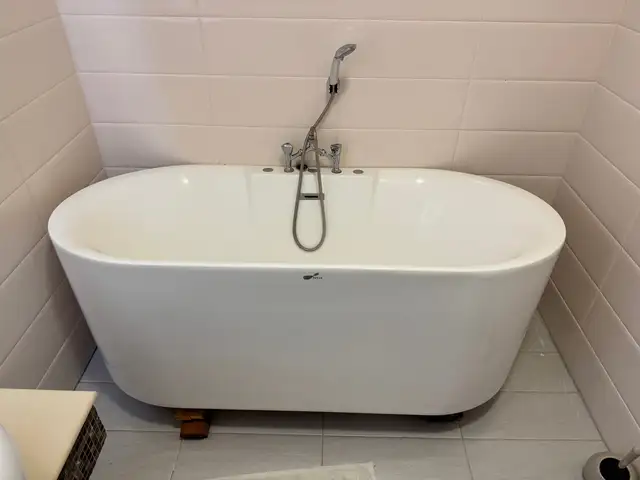 Rarely used bathtub, Επαρχία Αμμοχώστου — Παραλίμνι