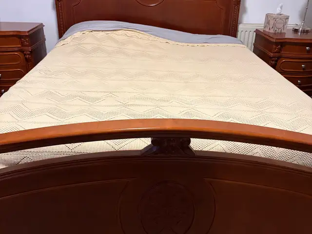Κλασικό ξύλινο σετ κρεβατοκάμαρας με περίτεχνα σκαλίσματα, Nicosia — Klirou