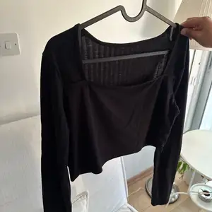 Black long sleeved top, Nicosia — Aglantzia