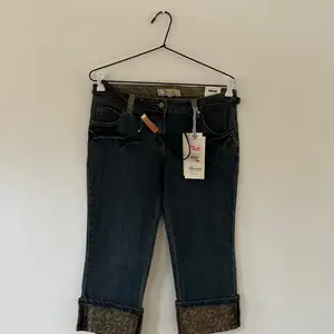 Vintage capris with belt, Επαρχία Λάρνακας — Αραδίππου - Άγιος Φανούριος