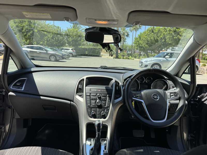 2010 Opel, Vauxhall Astra 1,6L 2010 Cyprus