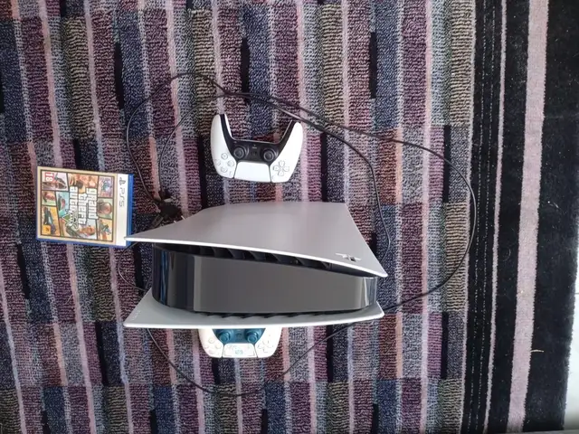 Very clean PlayStation with two controllers, GTI V and FC 26 with charging stand, Επαρχία Πάφου — Μαμώνια