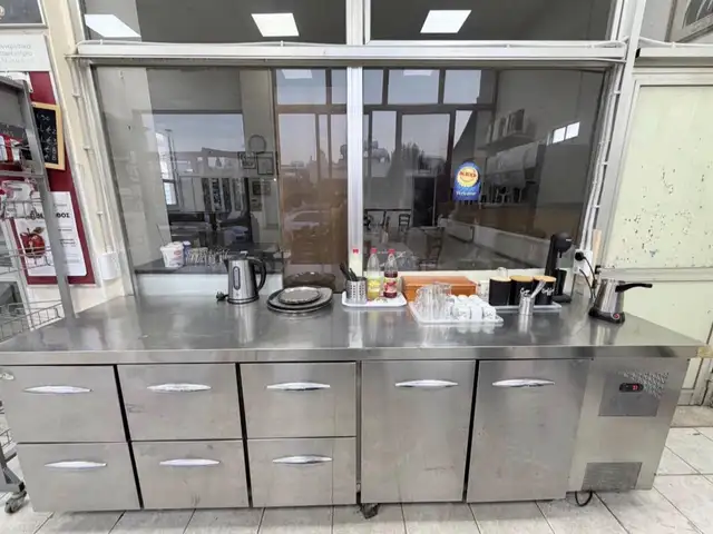 Επαγγελματικό ψυγείο πάγκος με 2 πόρτες και 6 συρτάρια, Επαρχία Λευκωσίας — 'Έγκωμη