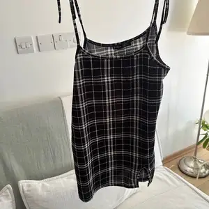 Checkered and black short dress, Nicosia — Aglantzia