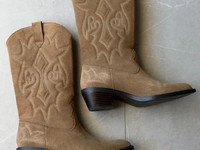 Cowboy boots, Επαρχία Λάρνακας — Λιβάδια Λάρνακας