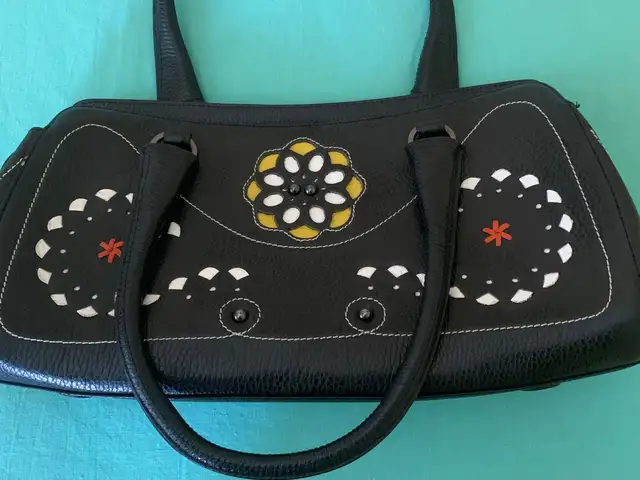 Black handbag, Επαρχία Λευκωσίας — Λευκωσία - Σοπάζ