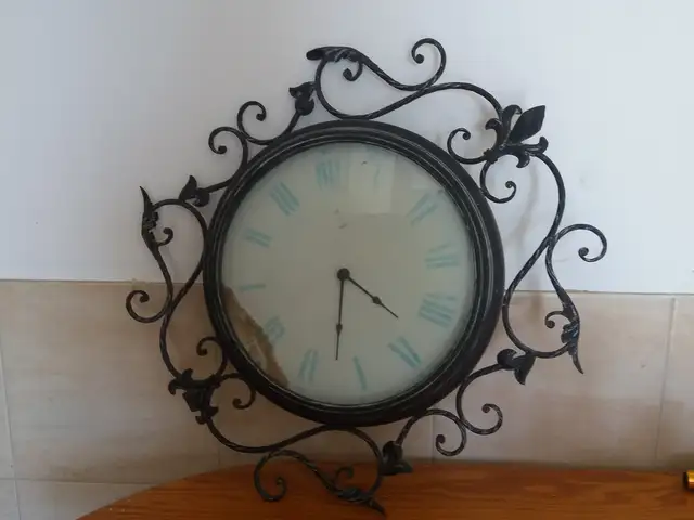 Wall clock, Larnaca — Mari