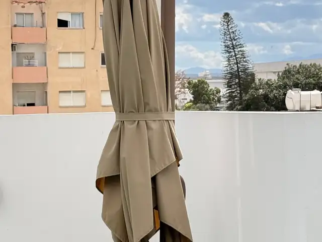 Σετ κήπου/βεράντας τραπέζι καρέκλες μαξιλάρια καθισμάτων κρεμαστή ομπρέλα, Nicosia — Aglantzia