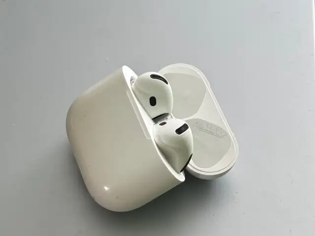 Airpods 4 with active noise cancellation, Paphos — Pegeia