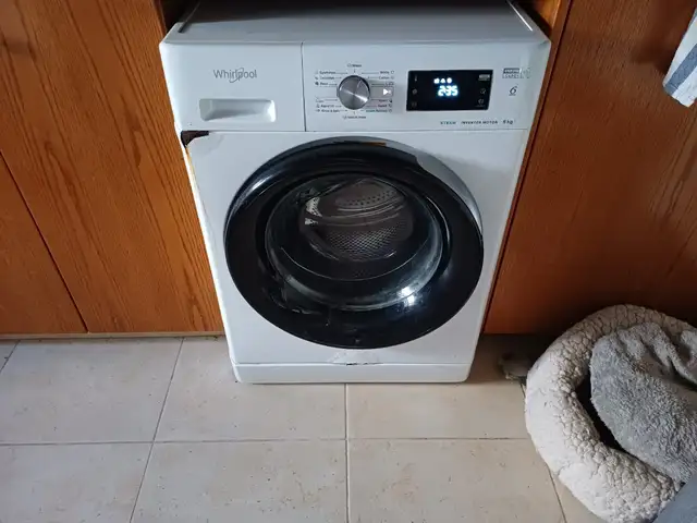 8kg Whirlpool washing machine in working condition., Larnaca — Troulloi