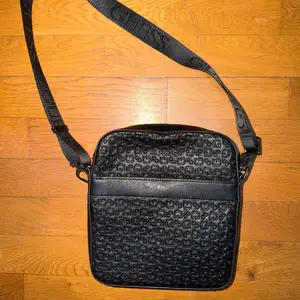 Guess 4g monogram crossbody bag, Nicosia — Nicosia - Ag. Antonios