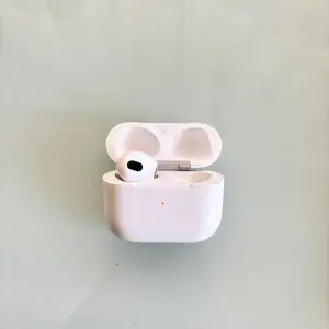 Airpods 3rd generation, case and left airpod, Επαρχία Λεμεσού — Γερμασόγεια