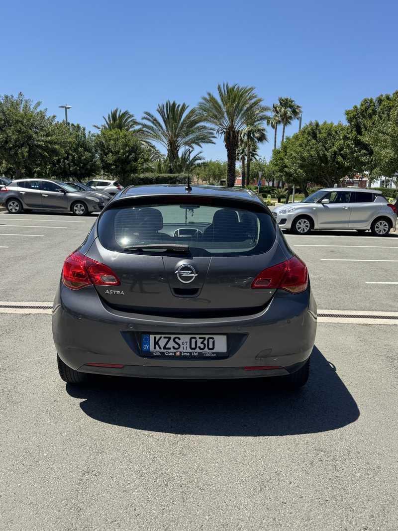2010 Opel, Vauxhall Astra 1,6L 2010 Cyprus